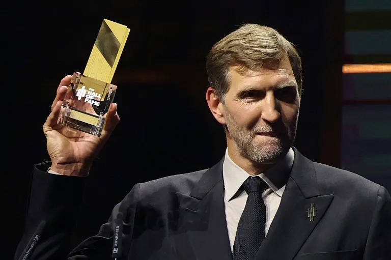 ตำนานในเงามืด: Nowitzki และ Bird ผงาดเหนือหอเกียรติยศ FIBA ท่ามกลางแสงไฟแห่ง Berlin