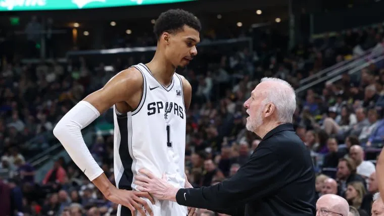 เงาของเจ้าพ่อ: ทำไมสาวก Spurs ถึงยกความดีความชอบให้ Gregg Popovich ในชัยชนะเกม 2
