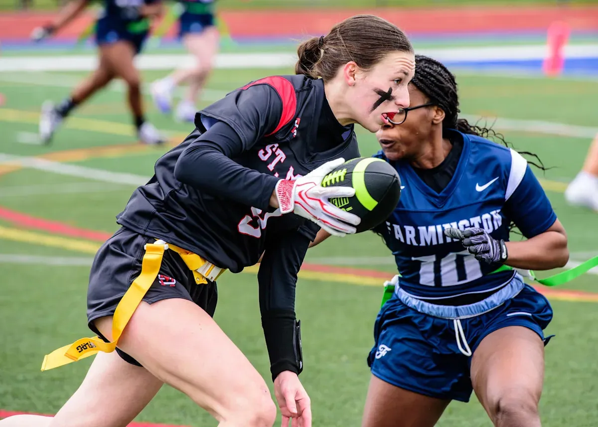 เลือกผู้รอดชีวิตในสังเวียน: โหวตนักกีฬาหญิงยอดเยี่ยม Flag Football แห่ง Michigan