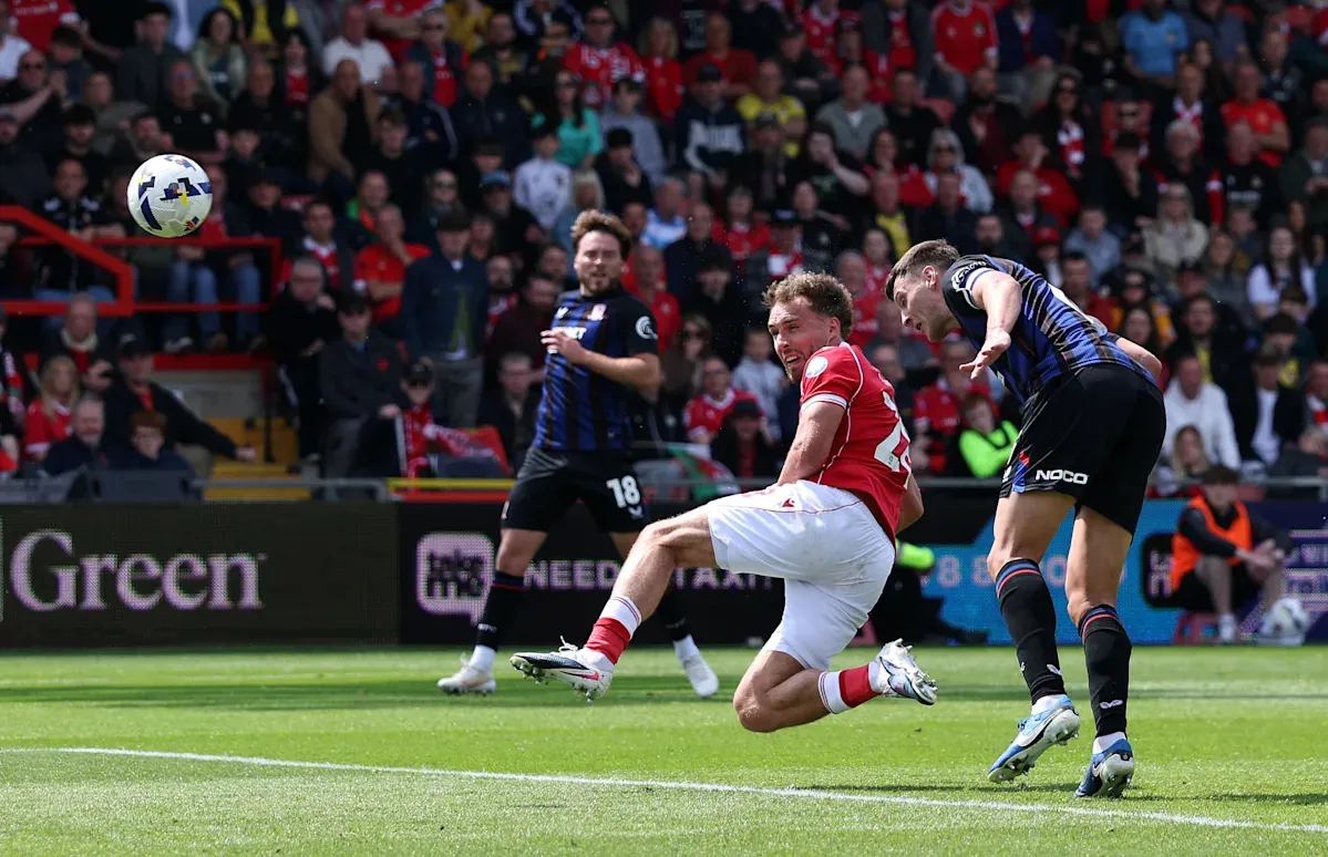 ยิ่งกว่าบทละครฮอลลีวูด! เมื่อความฝันสู่พรีเมียร์ลีกของ Wrexham ต้องพังทลายลงอย่างสุดแสนวิปโยค