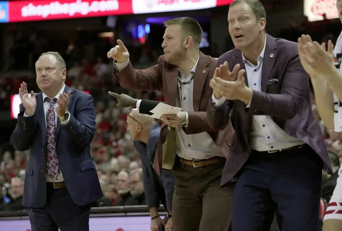 เจาะลึกดีลแรกจากตลาดมืด: เมื่อ Wisconsin Badgers เลือกเดิมพันกับมือปืนจากนิวยอร์ก