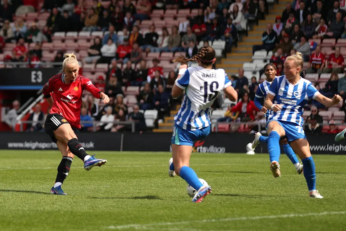 หยาดฝนแห่งความผิดหวังที่ Leigh Sports Village: Manchester United กับแต้มที่หล่นหายในคืนที่แสงไฟมัวซัว