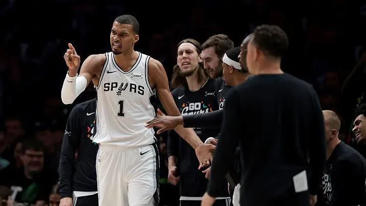 การประเมินความเสี่ยงที่ล้มเหลว: Wembanyama ถูกไล่ออกขณะที่ Spurs เผชิญภาวะหนี้สินแต้มต่อ Timberwolves