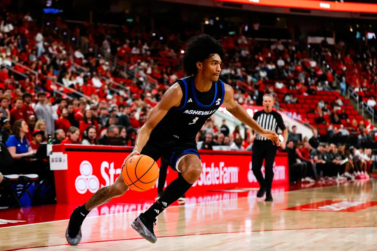 เจาะลึก 5 เรื่องต้องรู้ของ Kameron Taylor: อาวุธลับชิ้นใหม่ที่พร้อมเขย่าวงการยัดห่วงกับ Florida State