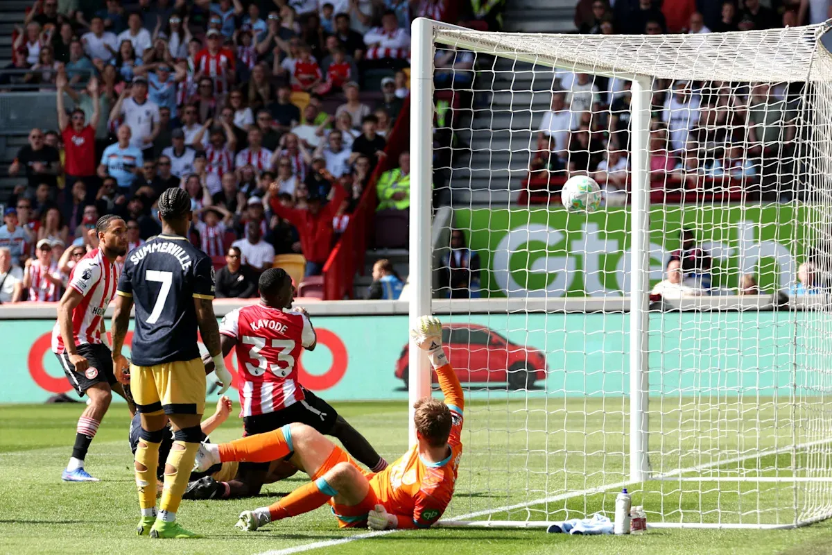 ซวยซ้ำซวยซ้อน! กองหลัง West Ham บทจะดวงกุด อะไรก็ฉุดไม่อยู่ในเกมบุกรัง Brentford