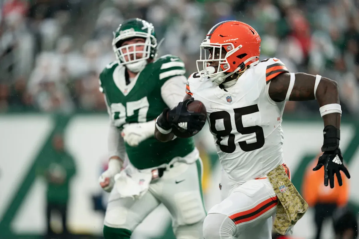 สถาปัตยกรรมแห่งแรงปะทะ: Los Angeles Chargers เปิดประตูต้อนรับ David Njoku สู่โรงละครแห่งกลยุทธ์