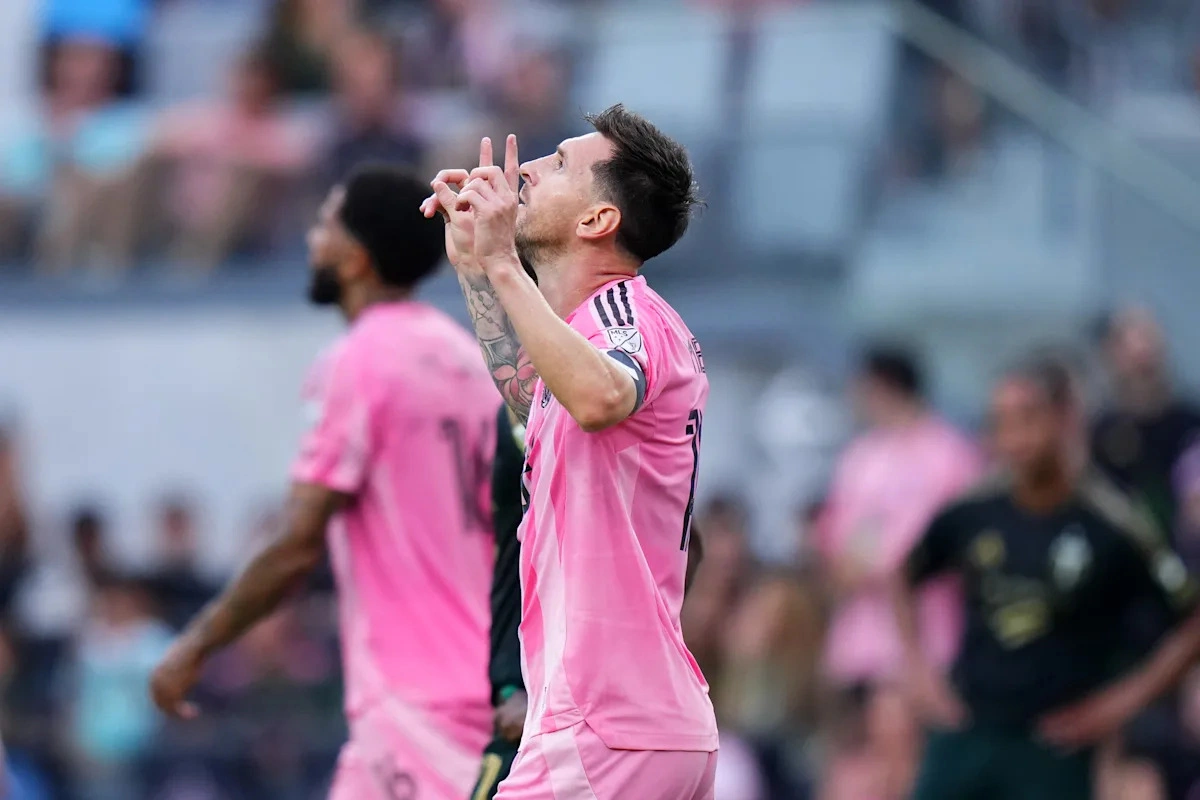 นาฏกรรมบนผืนหญ้า: เมื่อหมายเลข 10 ร่ายมนตร์ข้ามกาลเวลา ณ มหานคร Miami