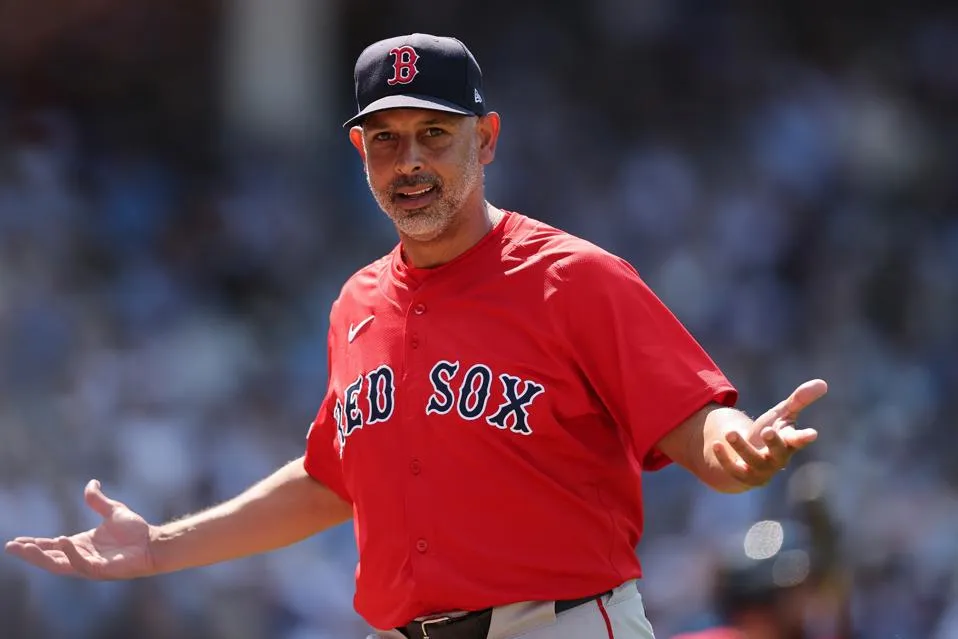 ซากปรักหักพังที่ Fenway: Alex Cora กับความล้มเหลวที่เขาต้องร่วมชดใช้