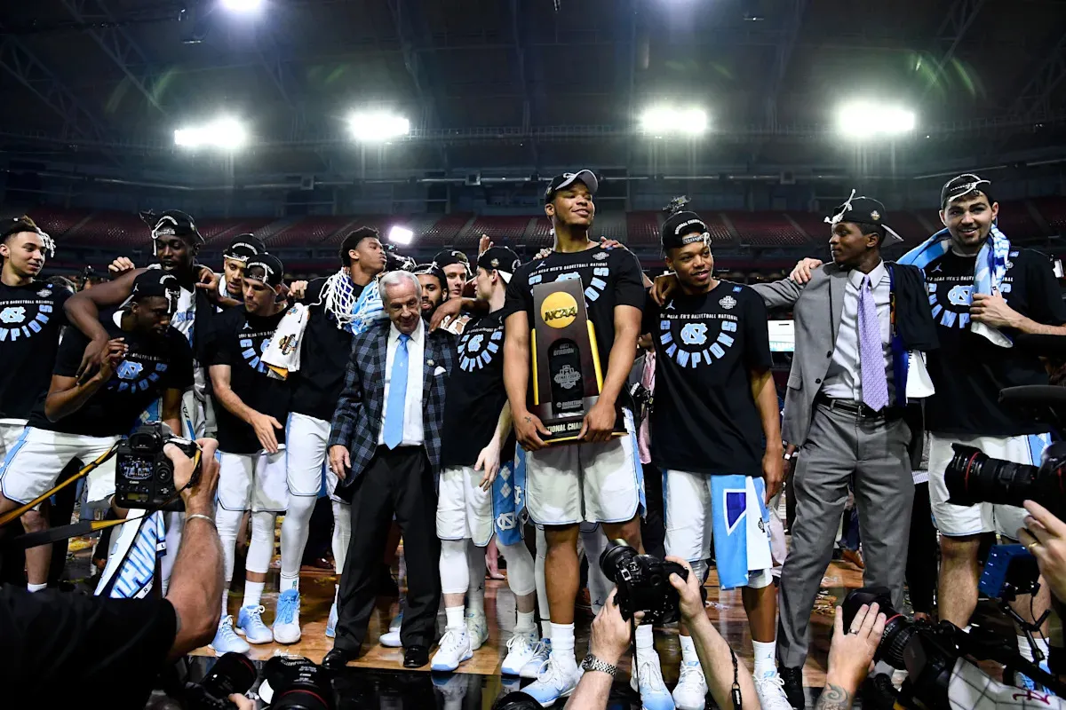 UNC Basketball: ทางเลือกที่บีบคั้นหัวใจ... คุณจะยอมแลกทุกอย่างเพื่อบัลลังก์ยัดห่วงหรือไม่?
