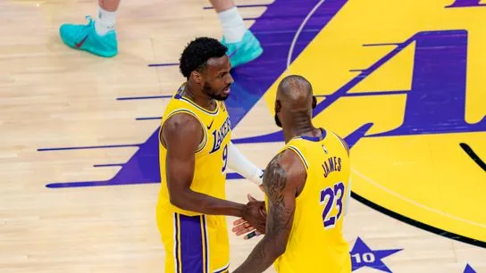 บทกวีแห่งชัยชนะ: LeBron James และ Luke Kennard ผนึกกำลังพา Lakers สยบ Rockets ประเดิม Game 1