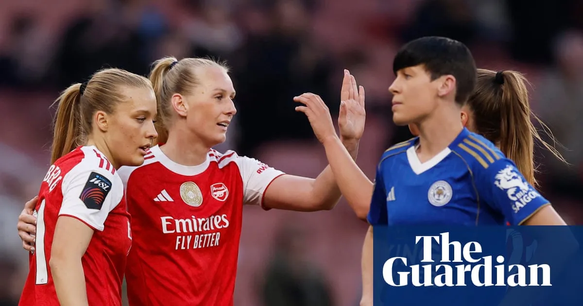 Blackstenius และ Holmberg กระหน่ำเบิ้ล: Arsenal ถล่ม Leicester 7-0 ท่ามกลางแสงไฟที่พร่าเลือน