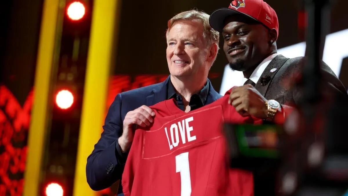นาฏกรรมบนผืนหญ้า: วิเคราะห์ Mock Draft 2026 เมื่อกลศาสตร์ของ Jeremiyah Love ปะทะโครงสร้าง PPR