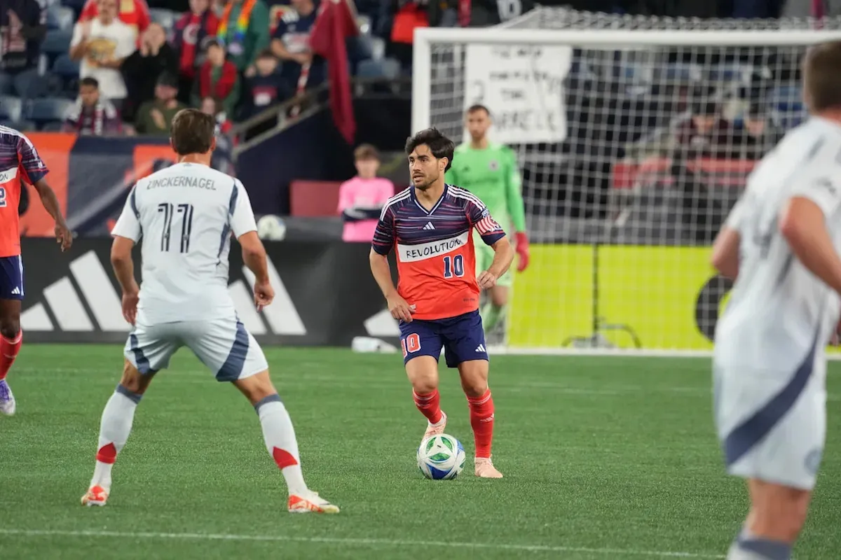 เมื่อ Carles Gil ผลิบานท่ามกลางสายลมหนาว: บันทึกการเติบโตของ Revolution เหนือ Columbus
