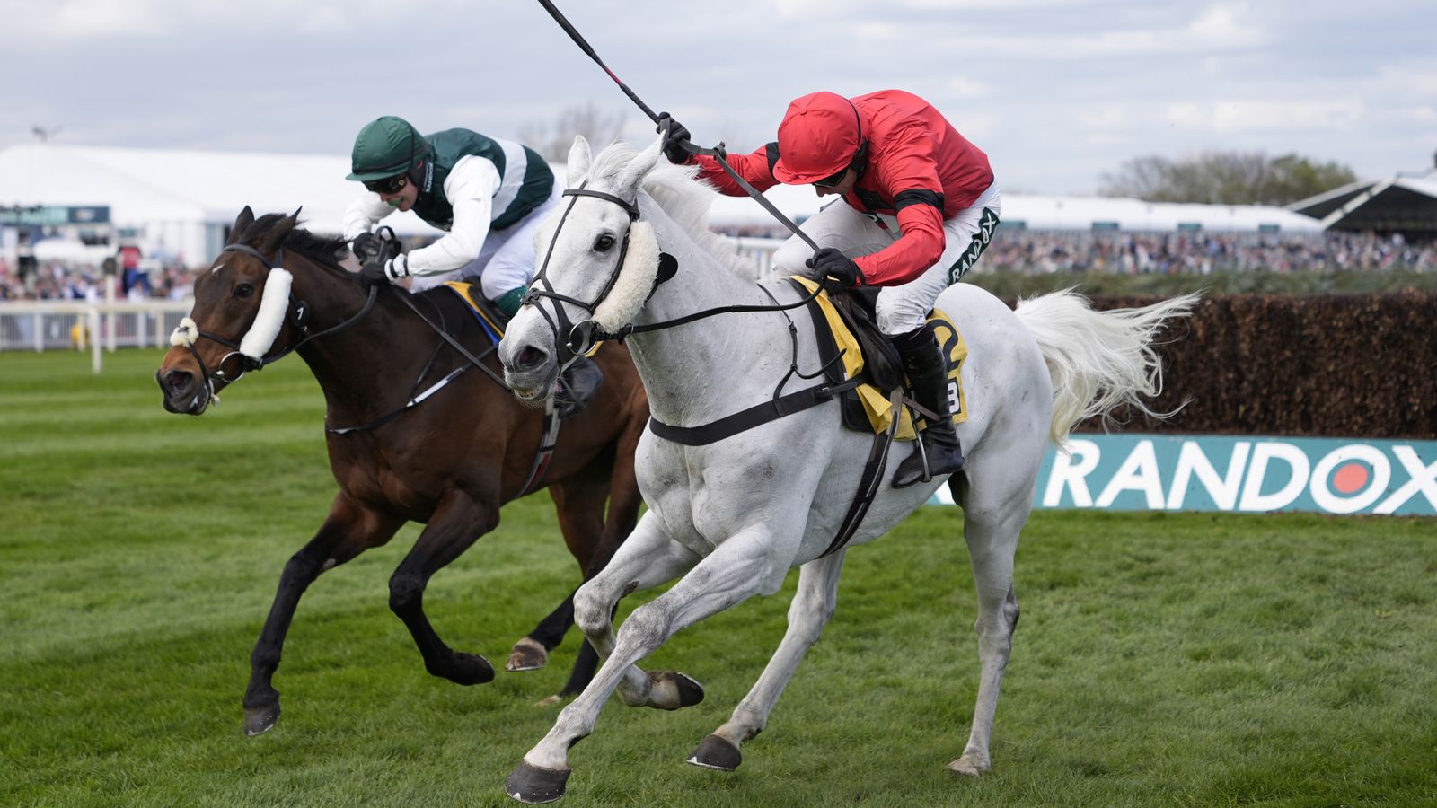 Aintree: Grey Dawning ซิ่งแซง Solness คว้าชัยสุดมันส์!