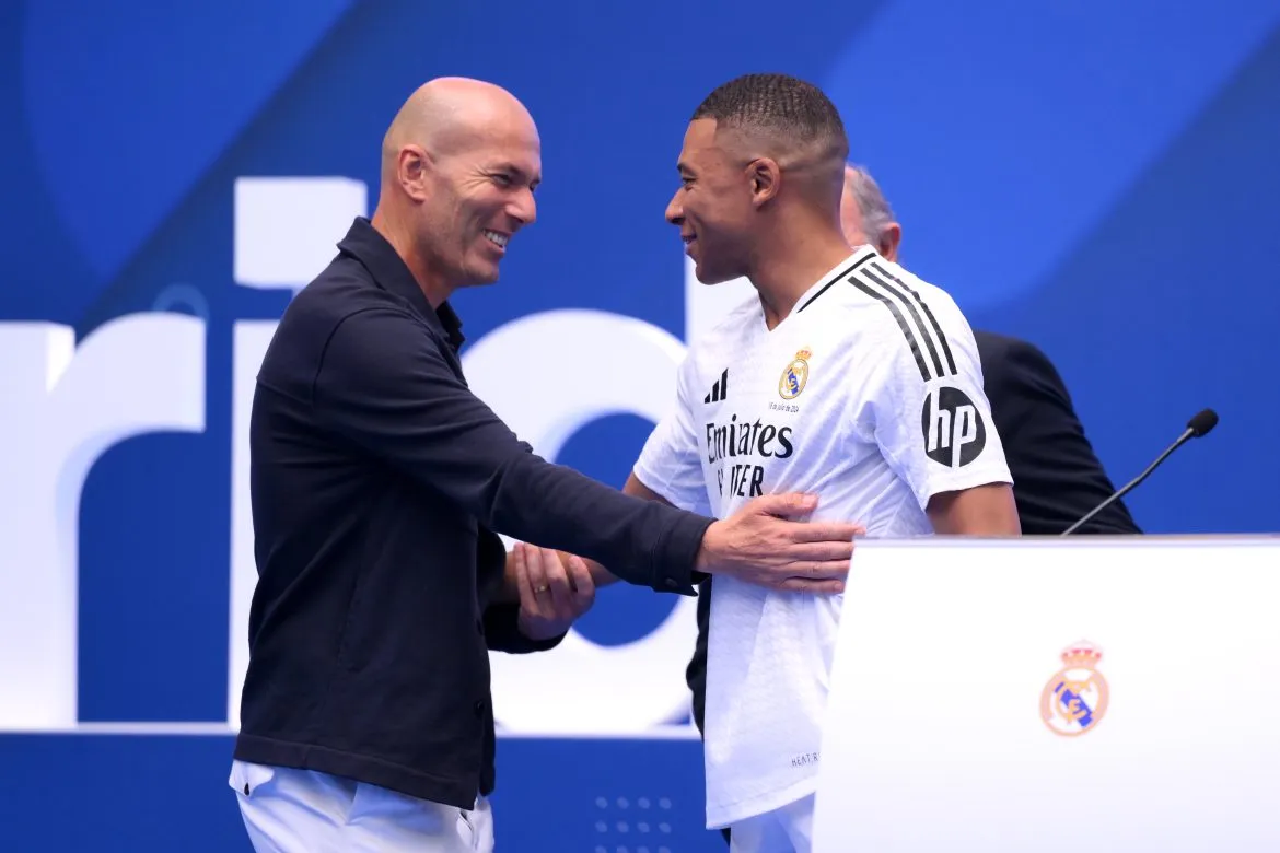 เสียงเพรียกจากเบร์นาเบว: Florentino Perez กับการทาบทาม Zinedine Zidane คืนสู่เหย้า Real Madrid