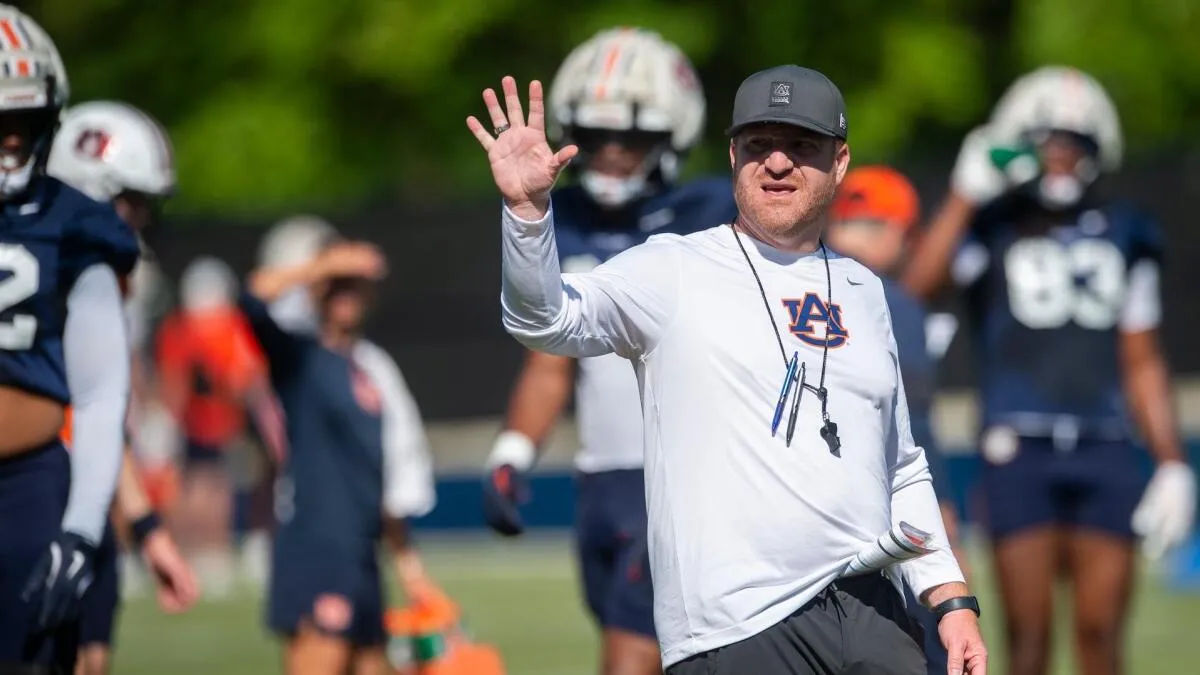 ปฐมบทแห่งการทวงคืนศักดิ์ศรี: Alex Golesh กับภารกิจกอบกู้ Auburn และการประกาศสงครามใน Iron Bowl