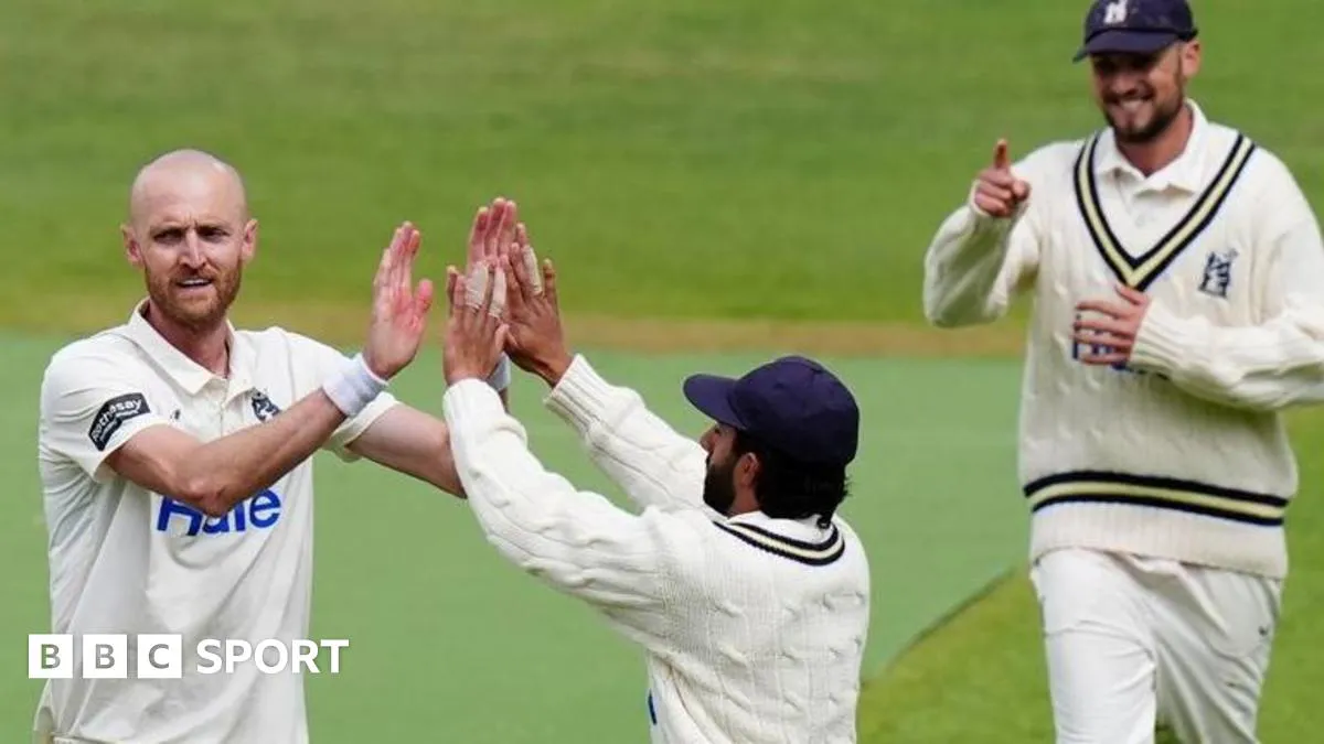ชัยชนะอันเกรียงไกรที่ Edgbaston: เมื่อ Warwickshire บดขยี้ Yorkshire จนสิ้นซาก
