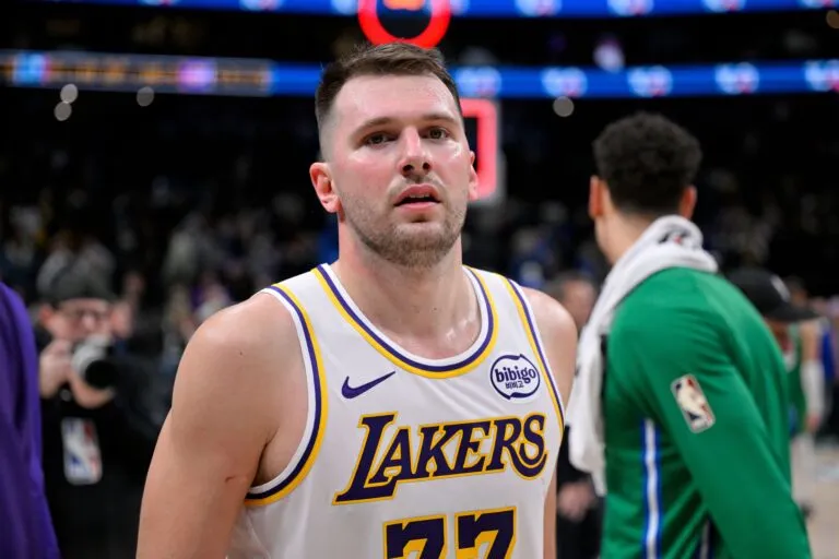 วิเคราะห์ความเสี่ยง: เมื่อ Ric Flair กังขาในดัชนีความทนทานของ Luka Doncic ท่ามกลางวิกฤตเพดานเงินเดือนของ Lakers