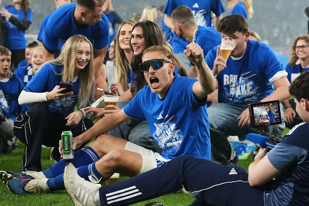 คัมแบ็กแบบตัวมารดา! Schalke ตีตั๋วคืน Bundesliga หลังไปทัศนศึกษาในลีกรองมา 3 ปี