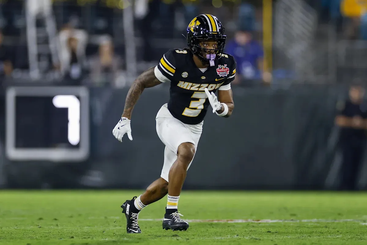 สถาปัตยกรรมแห่งความเร็ว: การรื้อสร้างแผง Wide Receiver ของ Miami Dolphins ในมิติทฤษฎีจลนศาสตร์