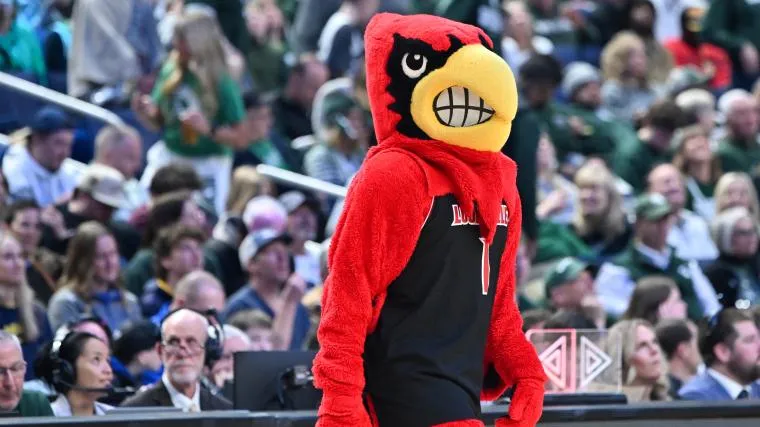 ปิดดีลปล้นกลางอากาศ: Obinna Ekezie Jr. เลือก Louisville สถาปัตยกรรมเกมรับชิ้นใหม่ของ Pat Kelsey