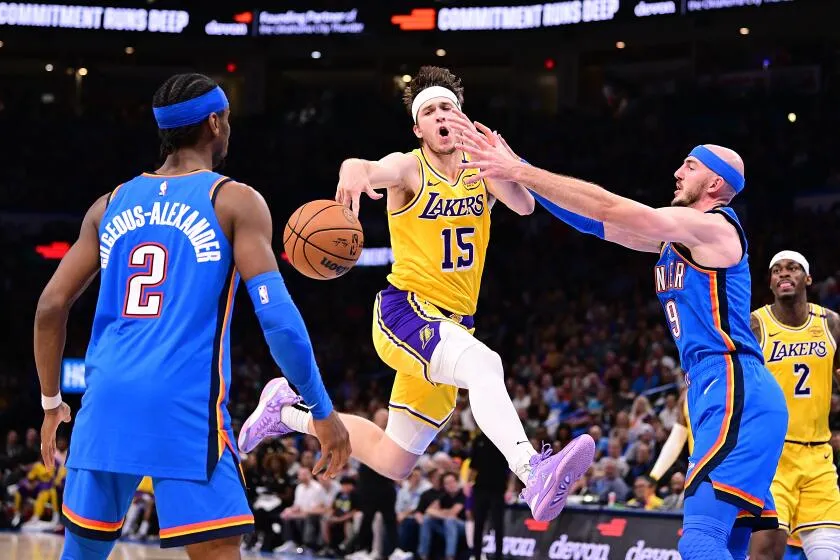 ‘อย่าไปกลัวมัน’: Lakers ปลุกสัญชาตญาณดิบ พร้อมท้าตายชนกำแพงเหล็ก Thunder