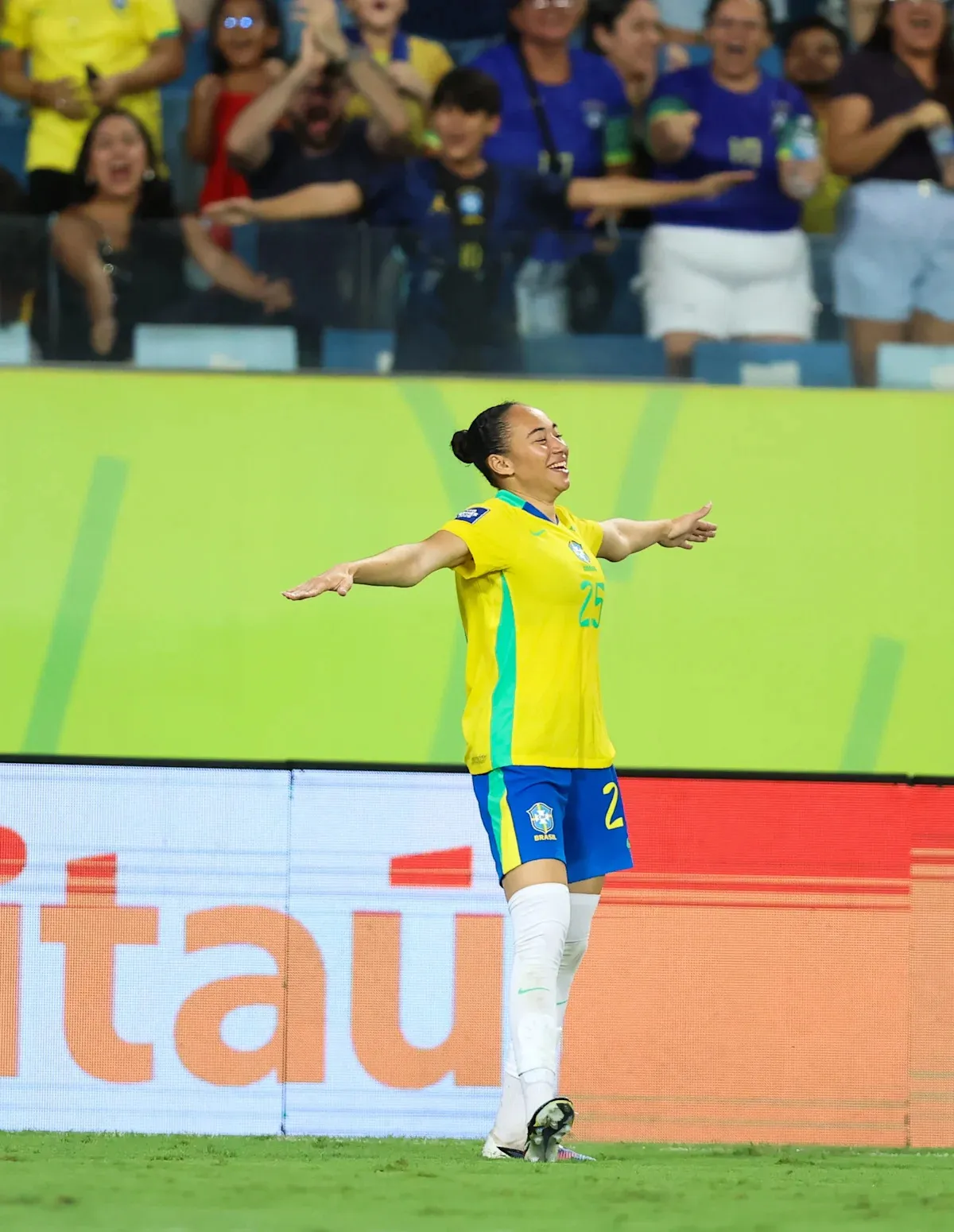 หยาดน้ำค้างแห่งชัยชนะ: Aline Gomes ผลิบานท่ามกลางผืนหญ้าในค่ำคืนที่ Brazil ครองบัลลังก์ FIFA Series