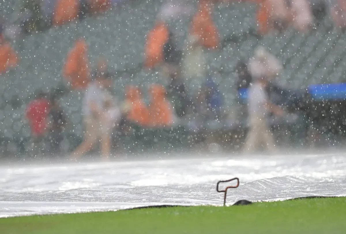 กาลเวลาที่เคลื่อนคล้อย ณ Fenway Park: เมื่อหยาดพิรุณบังคับให้ Detroit Tigers และ Boston Red Sox ต้องเลื่อนพิธีกรรมแห่งลูกหนัง