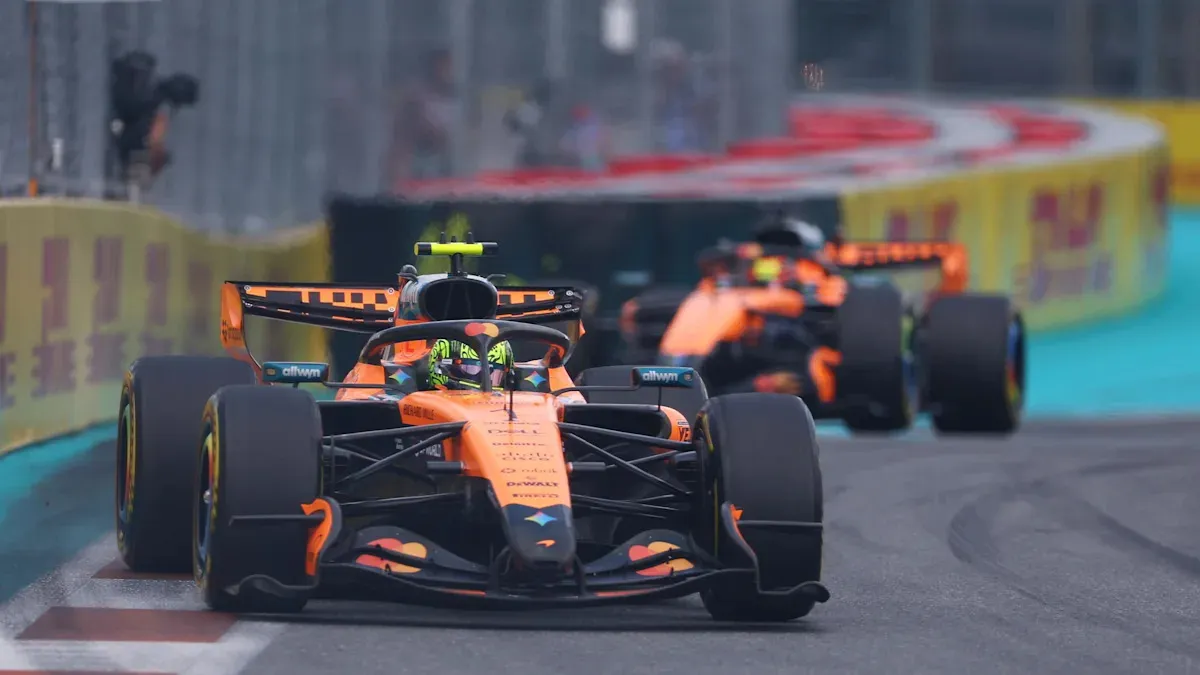 โศกนาฏกรรมแห่งความเร็วที่ Miami: Lando Norris สยบผืนยางมะตอย คว้าชัยชนะอันเกรียงไกรใน Sprint Race