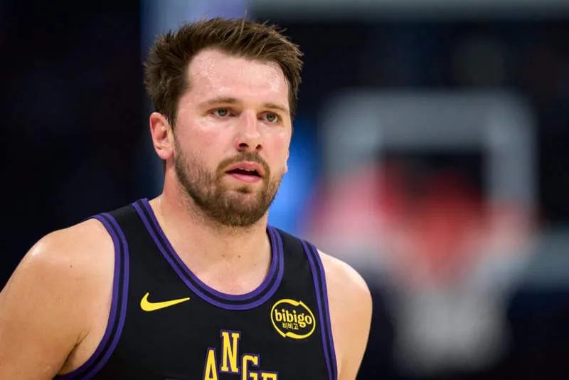 เงาร้ายที่ Dallas: Brian Windhorst ส่งสัญญาณอันตราย เมื่อ Luka Doncic ยังติดอยู่ในเงามืดก่อนดวล OKC