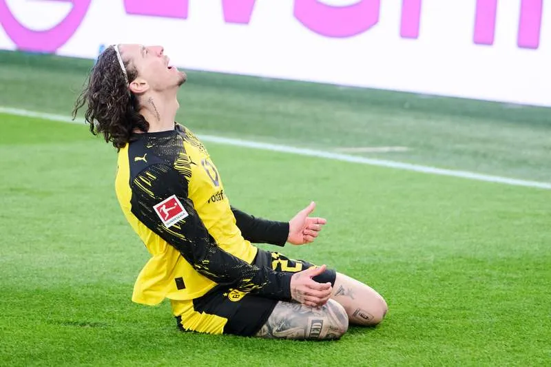 อนาคตสีเลือดหมูของ Dortmund: เมื่อความเยาว์วัยและแสงไฟในสนามปลุกวิญญาณที่หลับใหล