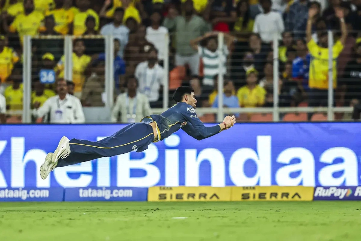 Shubman Gill โชว์ช็อต 'หยุดโลก'! บินคว้าลูกไล่ Shivam Dube จนแฟน CSK เงียบกริบทั้งสนาม