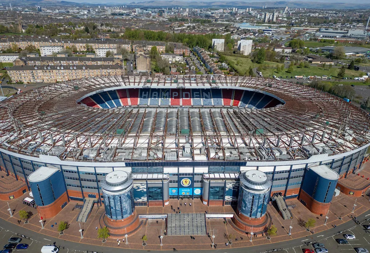 เงาตะคุ่มที่ Hampden Park: การกลับมาของ Engels และลมหายใจกลางสนามของ Maeda