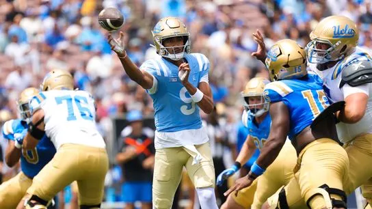 นาฏกรรมแห่งมวลสารและแรงเหวี่ยง: บันทึกภาพ UCLA Football Spring Showcase ณ มหาวิหาร Rose Bowl Stadium