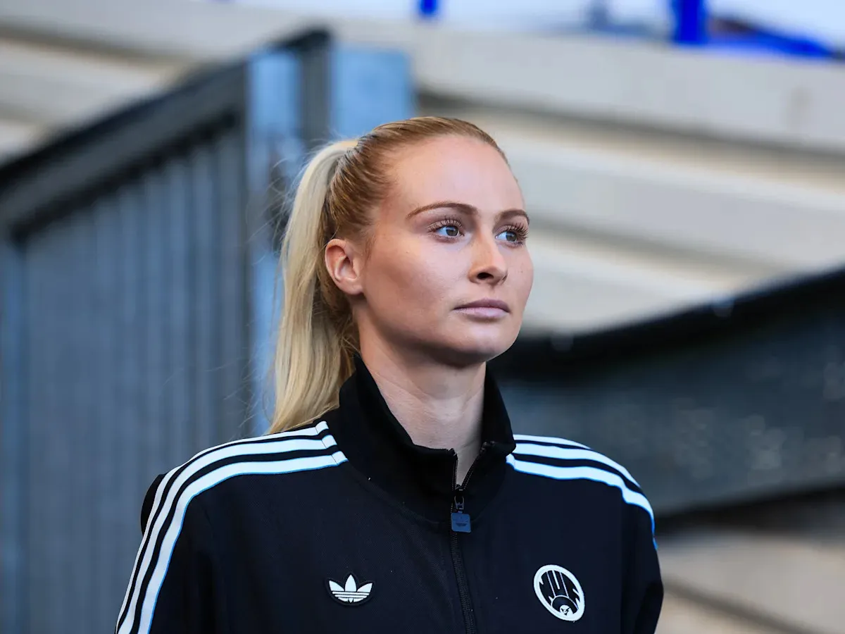 บทกวีบทสุดท้ายบนผืนหญ้า: Molly Pike ประกาศอำลาสังเวียนลูกหนังอย่างเป็นทางการ
