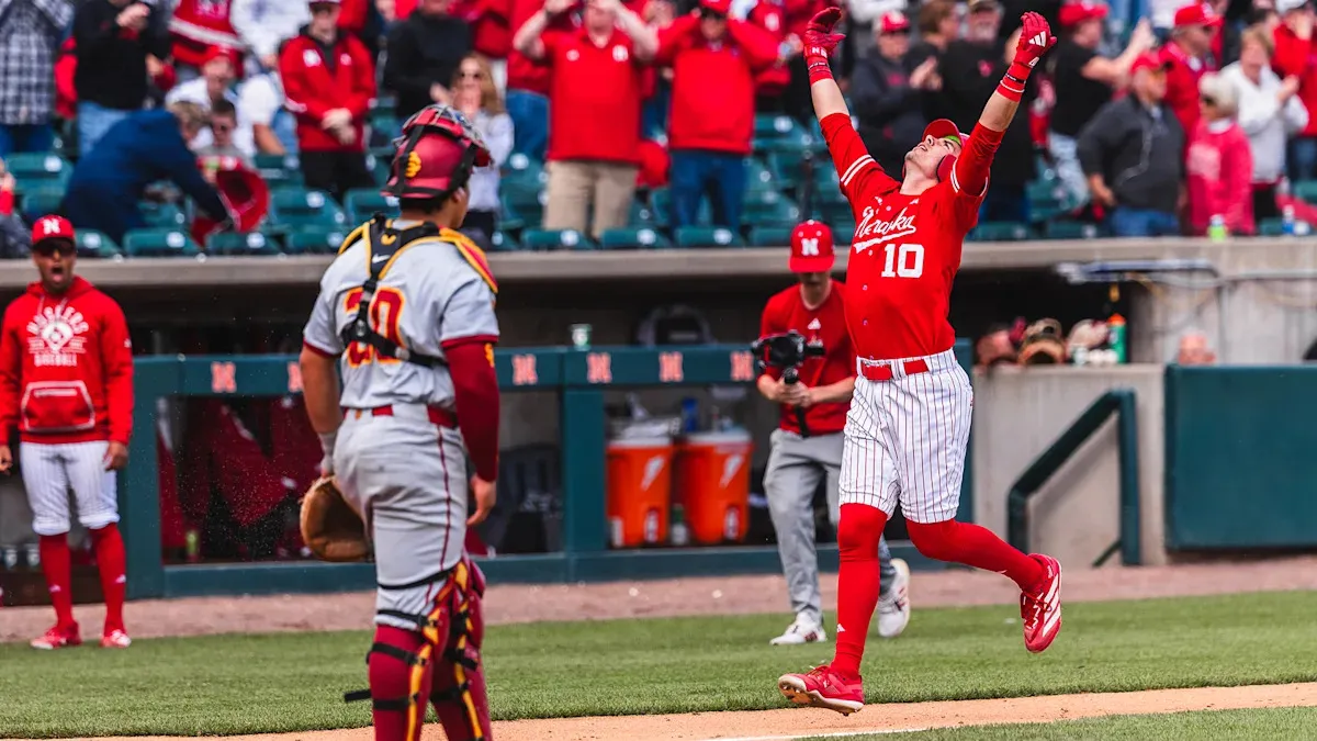 ชำแหละงบประมาณชัยชนะ: Nebraska ถล่ม USC 12-2 ปิดจ็อบ Run-Rule ในเกมที่ 200 ของ Will Bolt