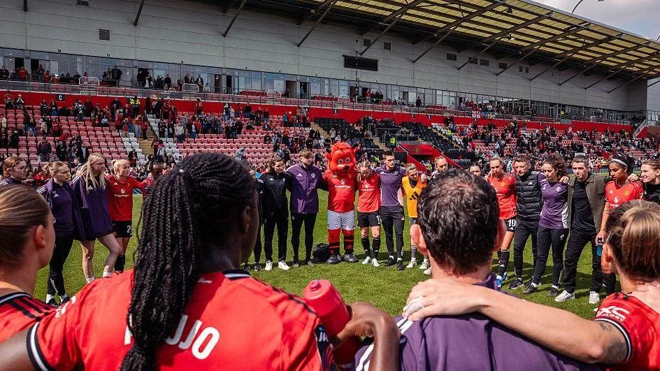 ความรับผิดชอบท่ามกลางแสงสลัว: Marc Skinner กับฤดูกาลที่กำลังมอดไหม้ของ Manchester United