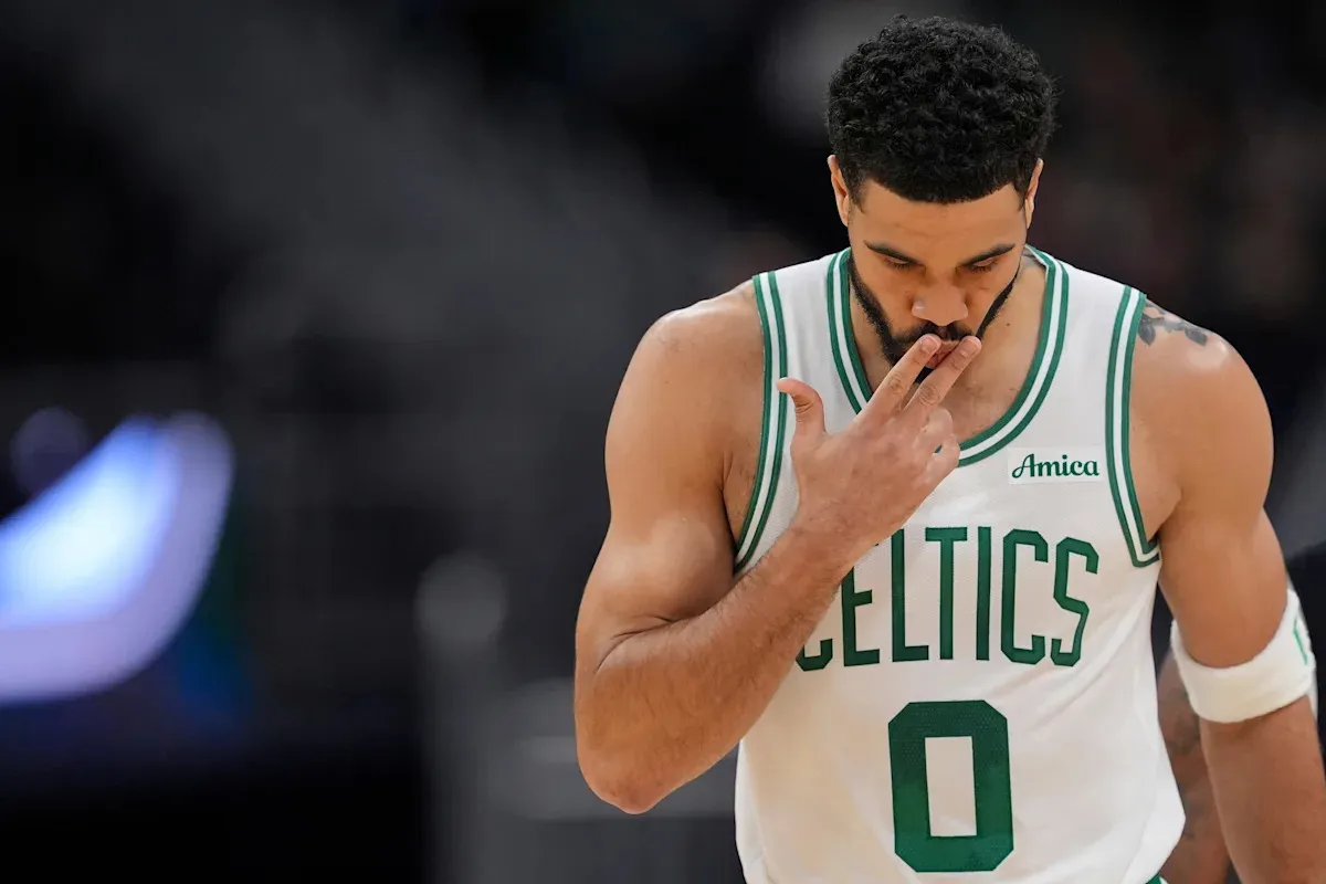 หัวใจสีเขียวไม่มีวันร่วงโรย: Jayson Tatum มอบเซอร์ไพรส์สุดล้ำค่า พาแฟนคลับวัย 92 ปี นั่งเชียร์ติดขอบสนาม