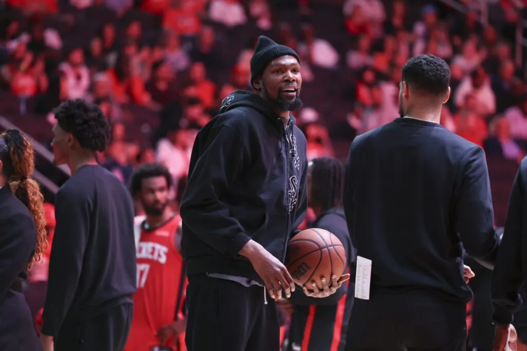 ฟ้าผ่ากลางสมรภูมิ! Kevin Durant ชวดลงสนามเกมแรก ปล่อย LeBron James ร่ายมนต์สะกดเกมปะทะ Lakers