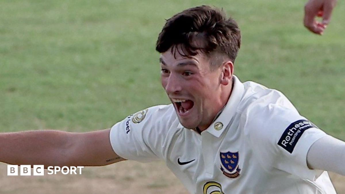 Henry Crocombe ทำแฮตทริก สองครั้งในรอบแปดวันช่วย Sussex ถล่ม Essex