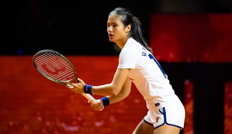 เงาสะท้อนที่คุ้นตา: Emma Raducanu กับการหวนคืนสู่อ้อมกอดของ Andrew Richardson บนผืนดินสเปน