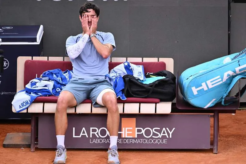 Lorenzo Musetti ระบบล่มสลายทางกายภาพแต่คว้าชัยเหนือ Francisco Cerundolo ในศึก Italian Open