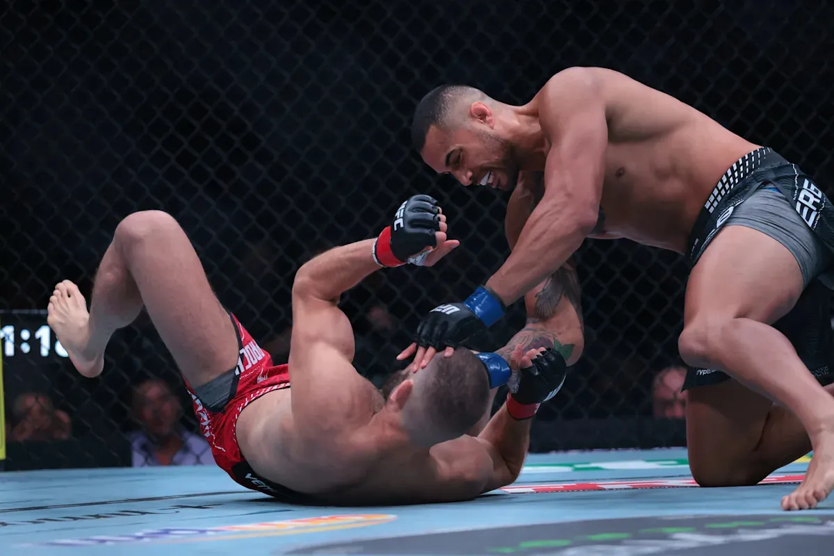 โศกนาฏกรรมแห่งความเมตตา: Alexander Volkanovski กับคำลวงของ Jiri Prochazka ในกรงเหล็ก