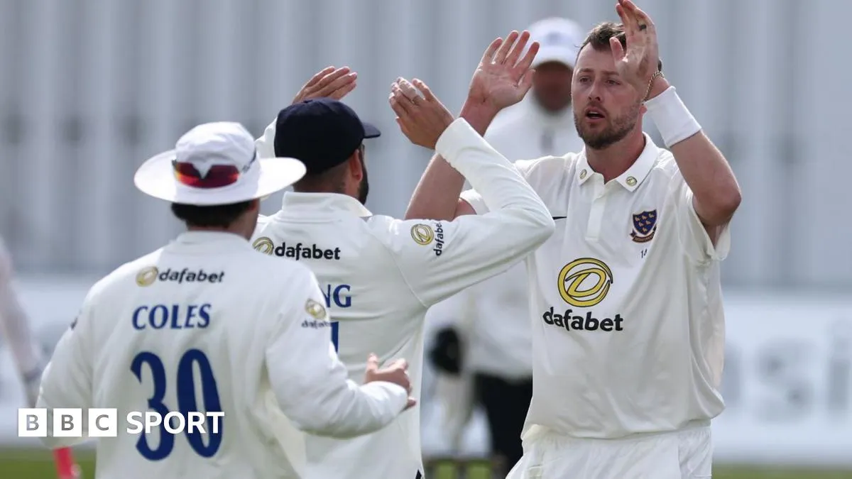 Sussex กับการผุกร่อนของโครงสร้าง Leicestershire: เมื่อ Ollie Robinson ทวงคืนความสมบูรณ์เชิงกลศาสตร์
