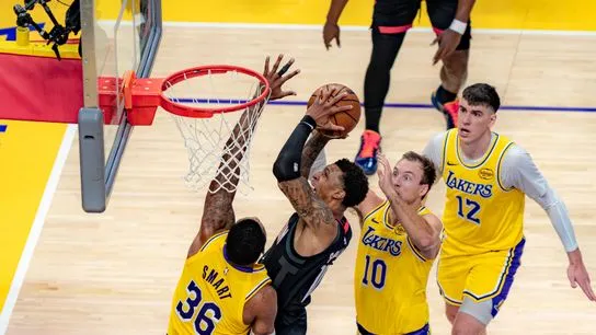 ห้าชีวิตรวมเป็นหนึ่ง: Lakers แผลงฤทธิ์เชือด Rockets ในเกมเปิดสนาม