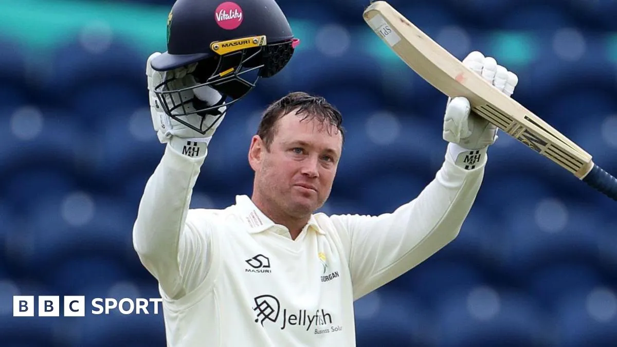 Ingram ประคองซากปรักหักพังของ Glamorgan ท่ามกลางการกัดเซาะของ Yorkshire