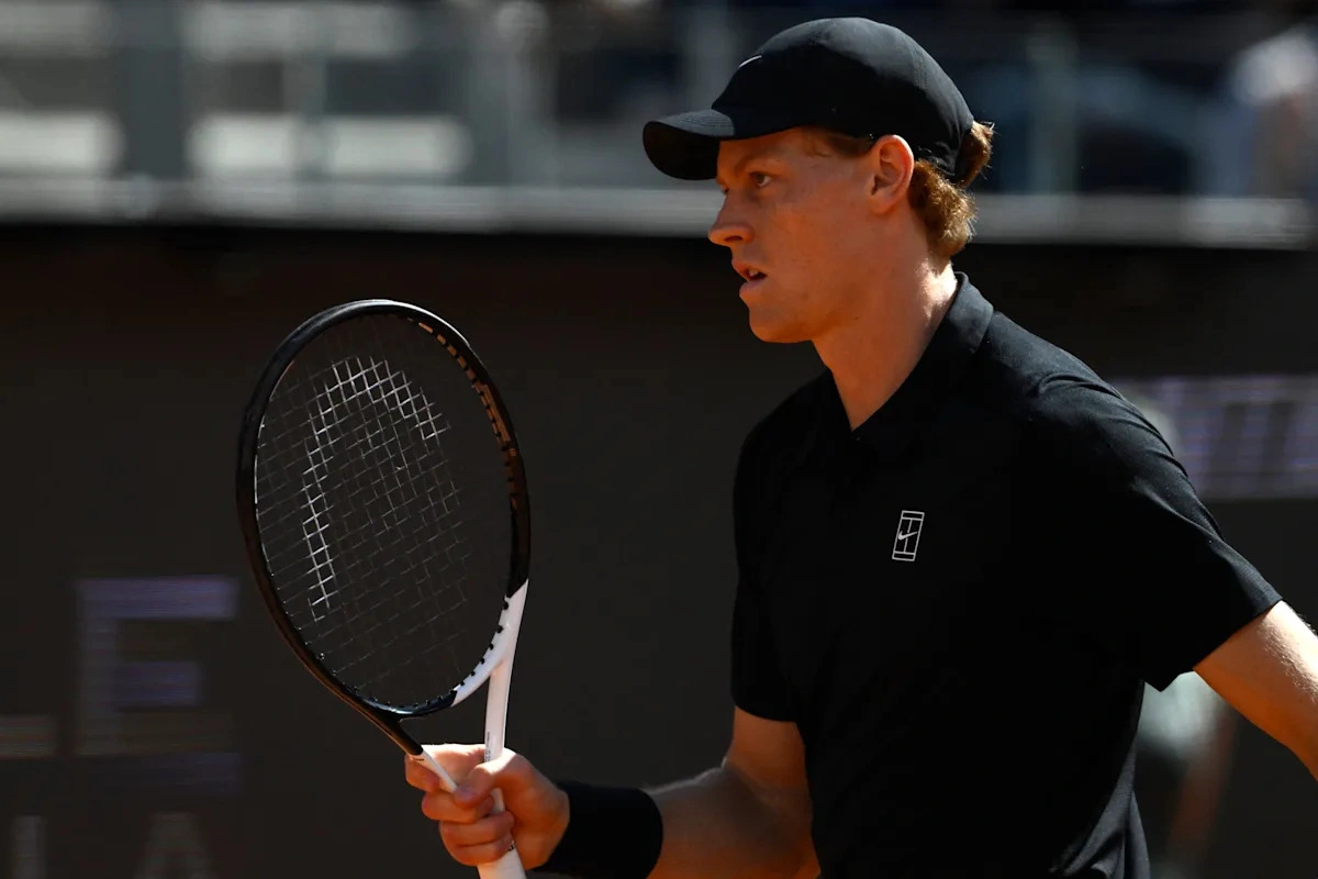 ลมหายใจที่ขาดห้วงและเสียงกรีดจากเส้นใย: Jannik Sinner บดขยี้ Daniil Medvedev ท่ามกลางหยาดฝนที่ Foro Italico