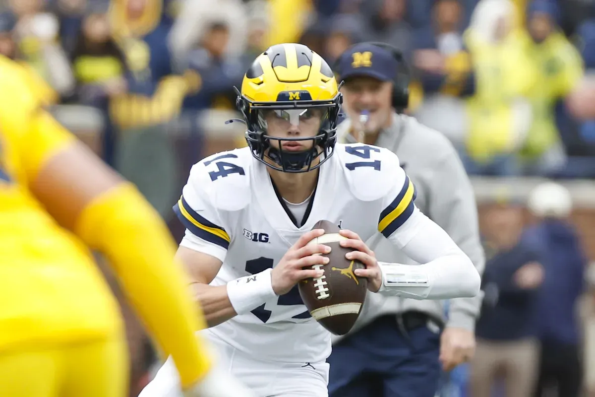 เงาในม่านหมอก: 5 ขุนพลผู้โดดเด่นจากเกมอุ่นเครื่องฤดูใบไม้ผลิของ Michigan Football