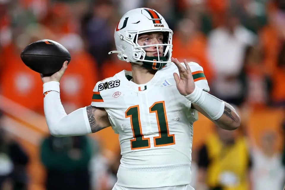 ปฐมบทแห่งการช่วงชิง: Carson Beck จะสามารถสถาปนาตนเป็นจอมทัพของ Arizona Cardinals ได้หรือไม่?