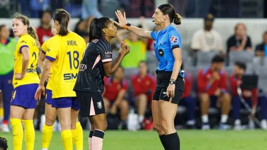 เมื่อกิ่งก้านของ Angel City FC ต้องหักพังท่ามกลางพายุแห่ง Utah Royals: บทบันทึกความปราชัยครั้งที่สาม